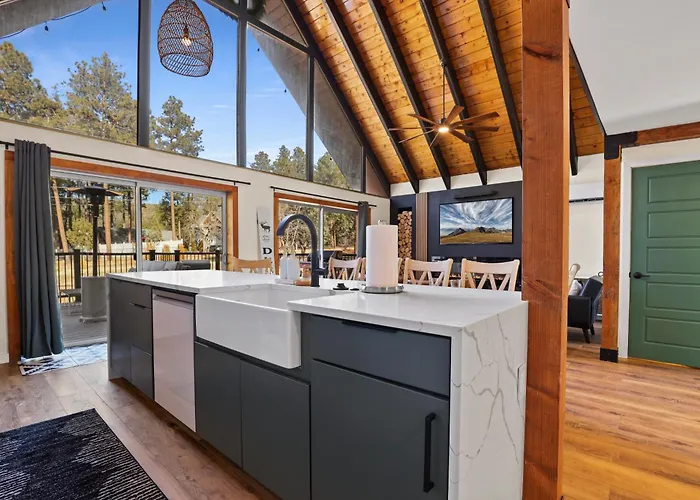 Cozy Modern In Strawberry Chalet *