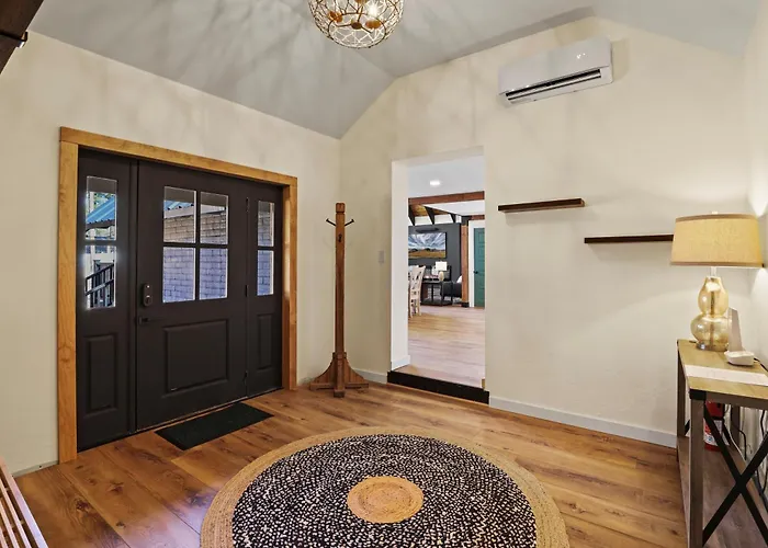 Cozy Modern In Strawberry Chalet