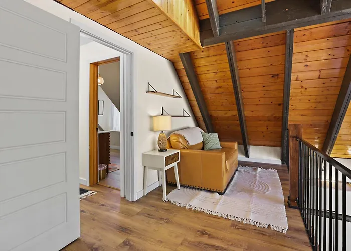Chalet Cozy Modern In Strawberry *