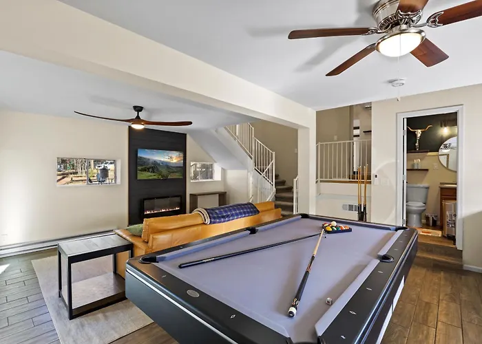Cozy Modern In Strawberry Chalet