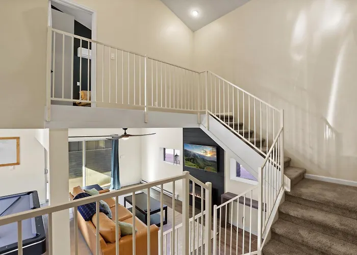 Cozy Modern In Strawberry Chalet